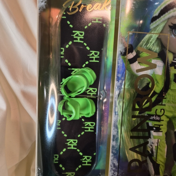 Rainbow High Winter Doll Jade Hunter * COLLECTIBLE!!! - Picture 4 of 8